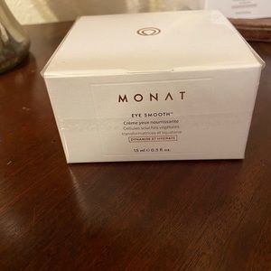 Monat eye smooth